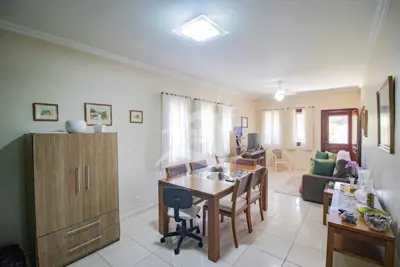 Casa - Térrea com 2 dormitórios (sendo 1 suite(s)) a 150,00 metros praia.