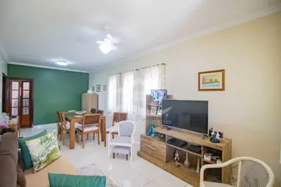 Casa - Térrea com 2 dormitórios (sendo 1 suite(s)) a 150,00 metros praia.