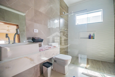Casa - Térrea com 3 dormitórios (sendo 1 suite(s)) a 1500,00 metros praia.