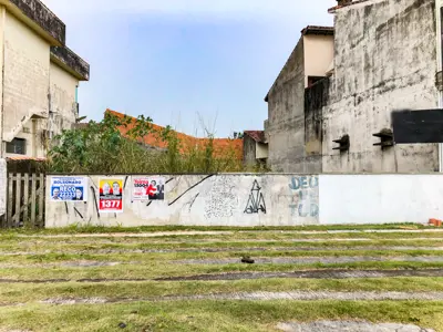 Terreno - Amplo com  dormitórios  a 400,00 metros praia.