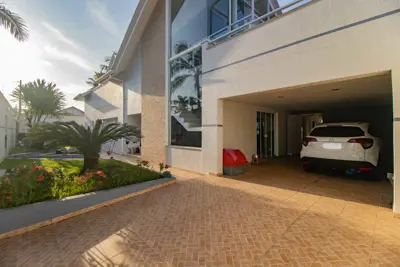 Casa - Sobrado com 6 dormitórios (sendo 3 suite(s)) a 20,00 metros praia.