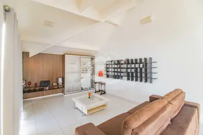 Casa - Sobrado com 6 dormitórios (sendo 3 suite(s)) a 20,00 metros praia.