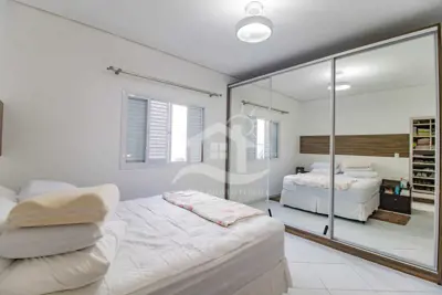 Casa - Sobrado com 6 dormitórios (sendo 3 suite(s)) a 20,00 metros praia.