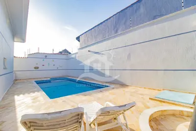 Casa - Sobrado com 6 dormitórios (sendo 3 suite(s)) a 20,00 metros praia.