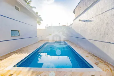 Casa - Sobrado com 6 dormitórios (sendo 3 suite(s)) a 20,00 metros praia.