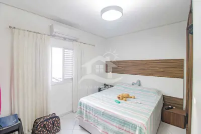 Casa - Sobrado com 6 dormitórios (sendo 3 suite(s)) a 20,00 metros praia.