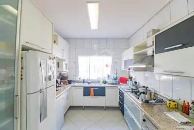 Casa - Sobrado com 6 dormitórios (sendo 3 suite(s)) a 20,00 metros praia.