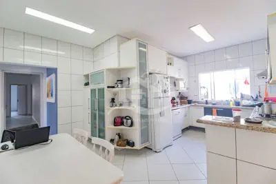 Casa - Sobrado com 6 dormitórios (sendo 3 suite(s)) a 20,00 metros praia.