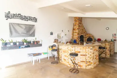 Casa - Sobrado com 6 dormitórios (sendo 3 suite(s)) a 20,00 metros praia.