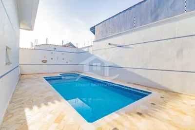 Casa - Sobrado com 6 dormitórios (sendo 3 suite(s)) a 20,00 metros praia.