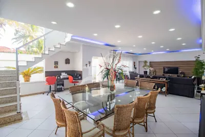 Casa - Sobrado com 6 dormitórios (sendo 3 suite(s)) a 20,00 metros praia.