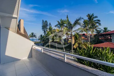 Casa - Sobrado com 6 dormitórios (sendo 3 suite(s)) a 20,00 metros praia.