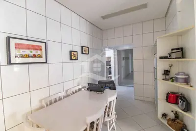 Casa - Sobrado com 6 dormitórios (sendo 3 suite(s)) a 20,00 metros praia.