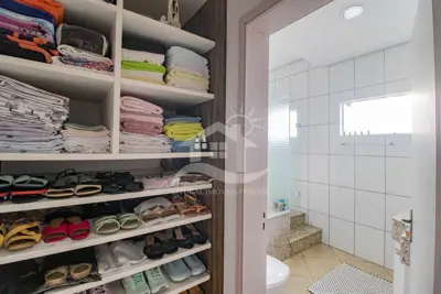 Casa - Sobrado com 6 dormitórios (sendo 3 suite(s)) a 20,00 metros praia.