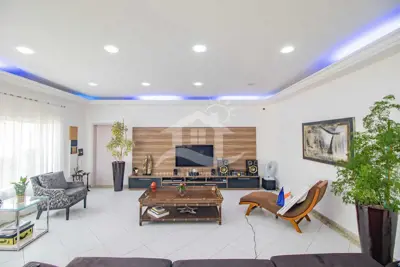 Casa - Sobrado com 6 dormitórios (sendo 3 suite(s)) a 20,00 metros praia.