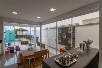 Casa - Térrea com 3 quartos (sendo 3 suite(s)) a 500,00 metros praia.