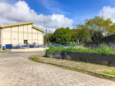 Terreno - Esquina com  dormitórios  a 500,00 metros praia.