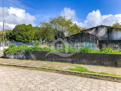Terreno - Esquina com  dormitórios  a 500,00 metros praia.