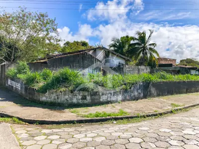 Terreno - Esquina com  dormitórios  a 500,00 metros praia.