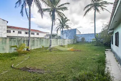 Terreno - Murado com 2 quartos (sendo 2 suite(s)) a 0,00 metros praia.