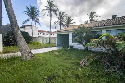 Terreno - Murado com 2 quartos (sendo 2 suite(s)) a 0,00 metros praia.