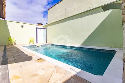 Casa - Sobrado com 4 quartos (sendo 2 suite(s)) a 600,00 metros praia.