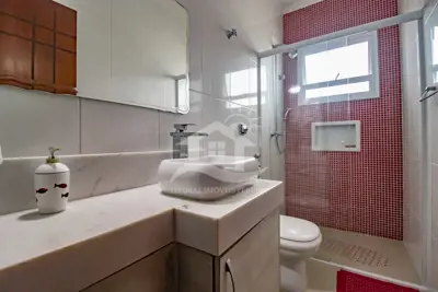 Casa - Sobrado com 4 quartos (sendo 2 suite(s)) a 600,00 metros praia.