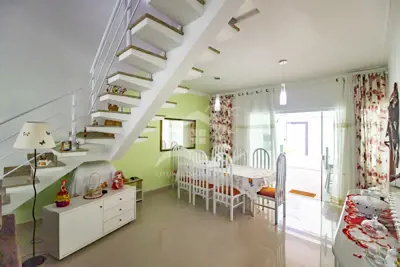 Casa - Sobrado com 4 quartos (sendo 2 suite(s)) a 600,00 metros praia.