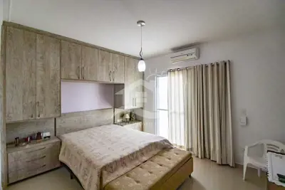 Casa - Sobrado com 4 quartos (sendo 2 suite(s)) a 600,00 metros praia.