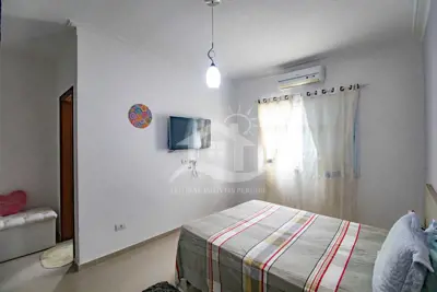 Casa - Sobrado com 4 quartos (sendo 2 suite(s)) a 600,00 metros praia.