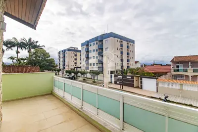 Casa - Sobrado com 4 quartos (sendo 2 suite(s)) a 600,00 metros praia.