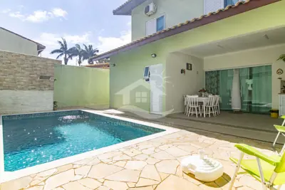 Casa - Sobrado com 4 quartos (sendo 2 suite(s)) a 600,00 metros praia.