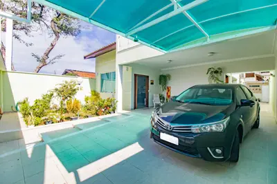 Casa - Sobrado com 4 quartos (sendo 2 suite(s)) a 600,00 metros praia.