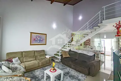 Casa - Sobrado com 4 quartos (sendo 2 suite(s)) a 600,00 metros praia.