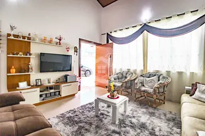 Casa - Sobrado com 4 quartos (sendo 2 suite(s)) a 600,00 metros praia.