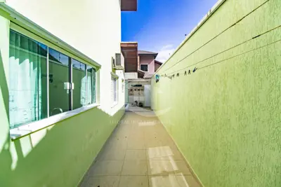 Casa - Sobrado com 4 quartos (sendo 2 suite(s)) a 600,00 metros praia.