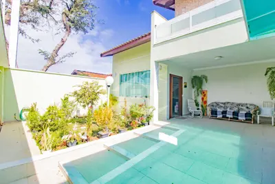 Casa - Sobrado com 4 quartos (sendo 2 suite(s)) a 600,00 metros praia.