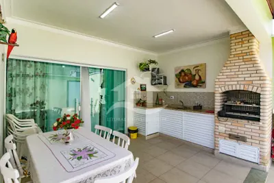 Casa - Sobrado com 4 quartos (sendo 2 suite(s)) a 600,00 metros praia.