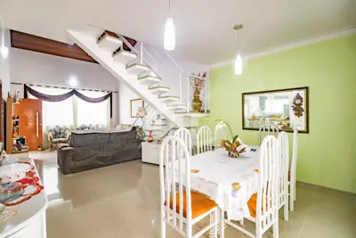 Casa - Sobrado com 4 quartos (sendo 2 suite(s)) a 600,00 metros praia.
