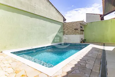 Casa - Sobrado com 4 quartos (sendo 2 suite(s)) a 600,00 metros praia.
