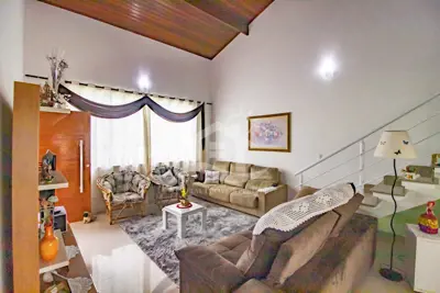 Casa - Sobrado com 4 quartos (sendo 2 suite(s)) a 600,00 metros praia.