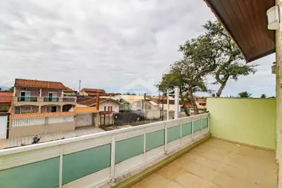 Casa - Sobrado com 4 quartos (sendo 2 suite(s)) a 600,00 metros praia.