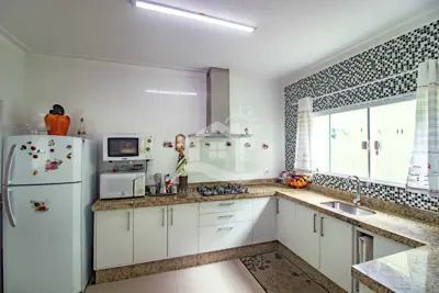 Casa - Sobrado com 4 quartos (sendo 2 suite(s)) a 600,00 metros praia.