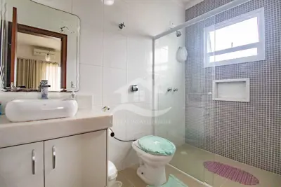 Casa - Sobrado com 4 quartos (sendo 2 suite(s)) a 600,00 metros praia.