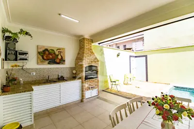 Casa - Sobrado com 4 quartos (sendo 2 suite(s)) a 600,00 metros praia.