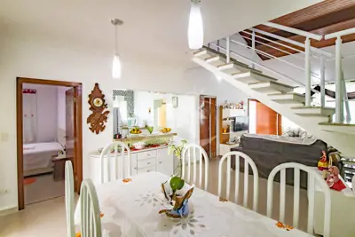 Casa - Sobrado com 4 quartos (sendo 2 suite(s)) a 600,00 metros praia.