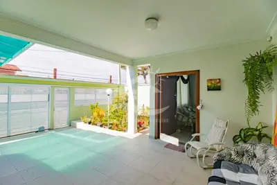 Casa - Sobrado com 4 quartos (sendo 2 suite(s)) a 600,00 metros praia.
