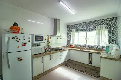 Casa - Sobrado com 4 quartos (sendo 2 suite(s)) a 600,00 metros praia.