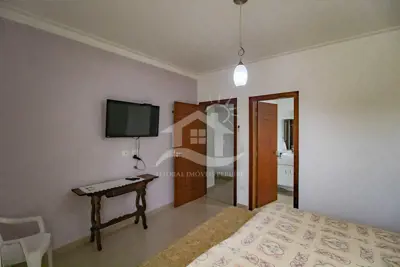 Casa - Sobrado com 4 quartos (sendo 2 suite(s)) a 600,00 metros praia.