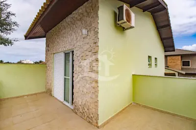 Casa - Sobrado com 4 quartos (sendo 2 suite(s)) a 600,00 metros praia.